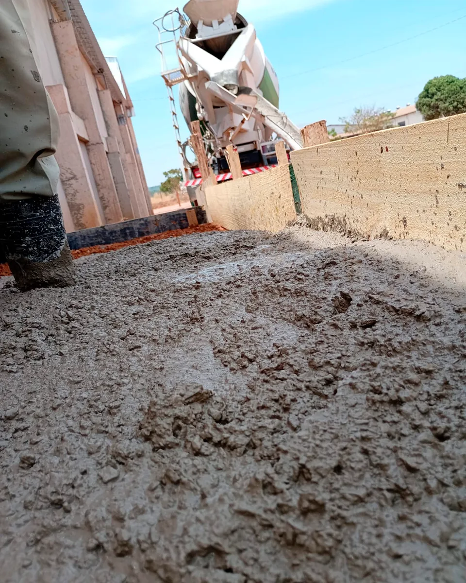 Concreto sendo descarregado na obra